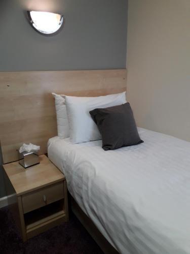 Cambridge Hotel Waterfront Brighouse Exteriör bild